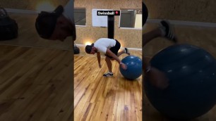 '3 exercices à faire sur un SWISSBALL 