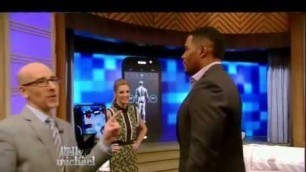 'Michael Strahan Tries out Naked on Kelly and Michael'