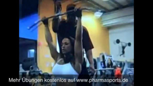 'Übung Klimmzüge Training Muscle Women zeigt Rückentraining Muskelaufbau'