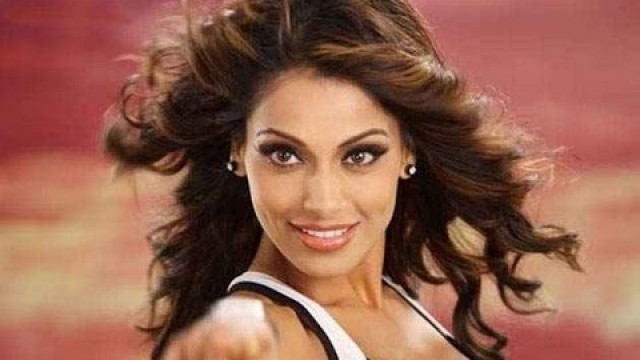 'Bipasha Basu Doing Pole Dance'