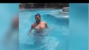 'Akshay Kumar\'s WORKOUT Video With Weights In Swimming Pool.'