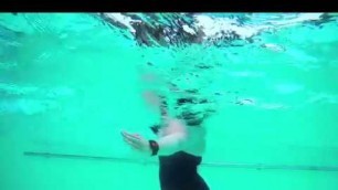 'Aquafitness-Übung für den oberen Rücken und die Schultern'