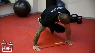 'Fitness zu Hause - Liegestütz mit Knie anziehen überkreuz - mit Coach Seyit'