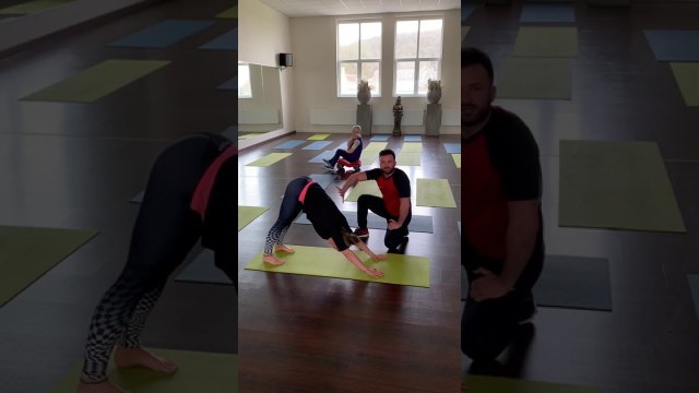 'INJOY Fitness für zu Hause - Yoga mit dem herabschauenden Hund'