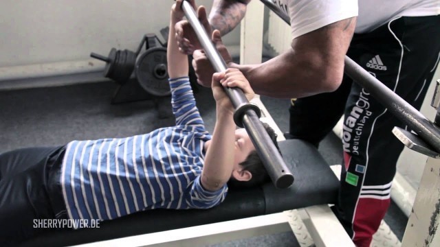 'Powerlifter vs Schulkinder - Trainieren mit Kindern für ein Schulprojekt'