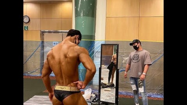 'Korean Fitness Model Ju Sung Kim Pumps Up Backstage'