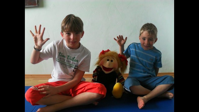 'Yoga-Übungen für Kinder mit Nils und Linus und der Handpuppe Maja von Living-Puppets'