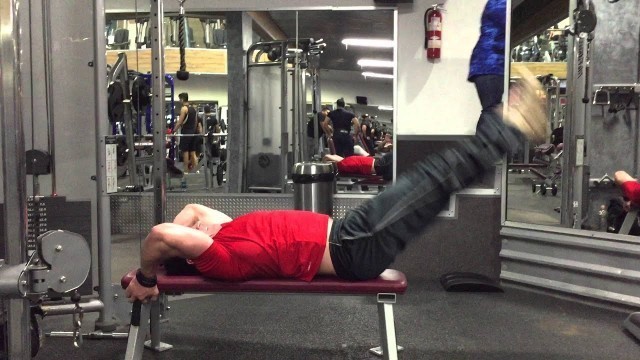 'Entrenador de TJ Fitness gimnasio Aldebaran (Manuel) demuestra ejercicio avanzado de abdominal baja'