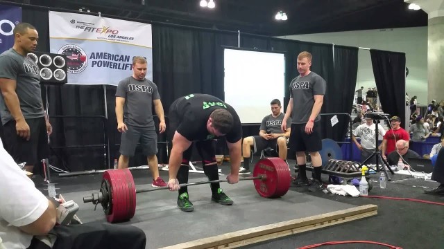 '887 at la fit expo deadlift'